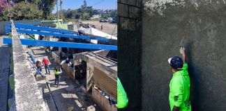 Empleados municipales realizan las mejoras en el techo y paredes de los puestos de venta en el mercado la Carolingia. Foto La Hora: Neto Bran