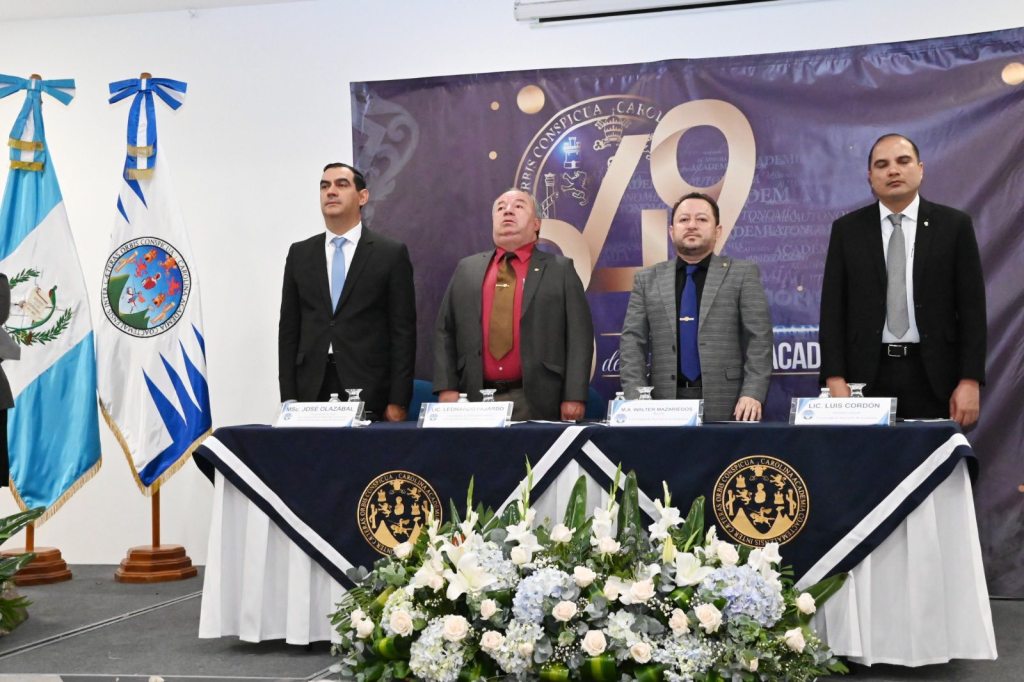 De derecha a izquierda: Luis Fernando Cordón Lucero, Walter Mazariegos y representantes de la USAC en una actividad académica. Foto La Hora: USAC