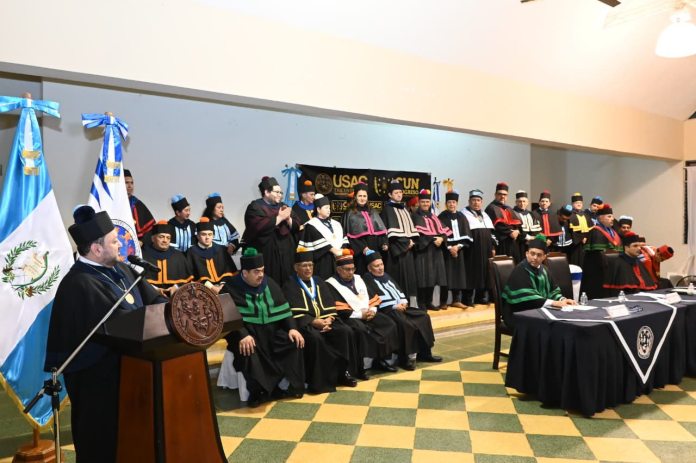 Alianza por las Reformas afirmó que el CSU de la USAC no puede elegir a magistrados de la CC con cargos vencidos. En la foto, miembros del CSU y directores de centros y escuelas. Foto La Hora: USAC
