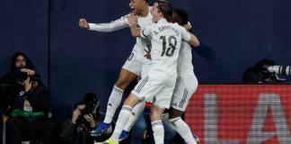 El delantero francés del Real Madrid Kylian Mbappé (i) celebra su gol durante el partido de la jornada 21 de LaLiga que Villarreal CF y Real Madrid disputaron en el estadio de La Cerámica. EFE/Kai Forsterling