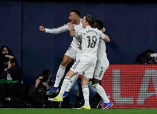 El delantero francés del Real Madrid Kylian Mbappé (i) celebra su gol durante el partido de la jornada 21 de LaLiga que Villarreal CF y Real Madrid disputaron en el estadio de La Cerámica. EFE/Kai Forsterling