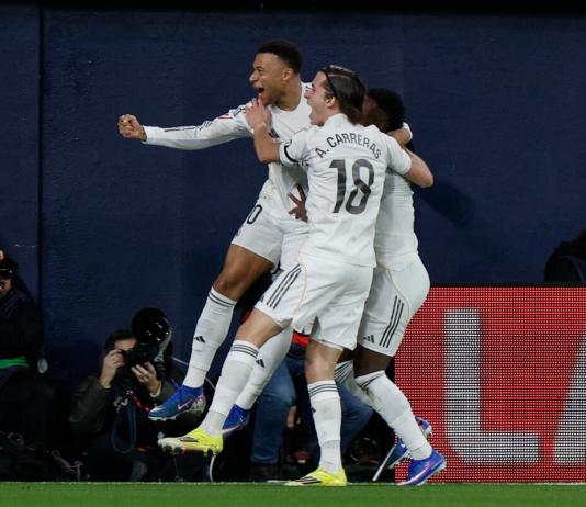 El delantero francés del Real Madrid Kylian Mbappé (i) celebra su gol durante el partido de la jornada 21 de LaLiga que Villarreal CF y Real Madrid disputaron en el estadio de La Cerámica. EFE/Kai Forsterling