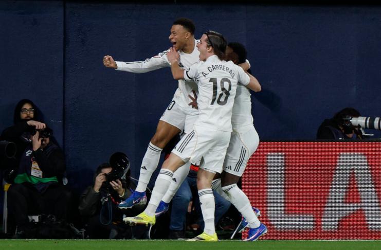 El delantero francés del Real Madrid Kylian Mbappé (i) celebra su gol durante el partido de la jornada 21 de LaLiga que Villarreal CF y Real Madrid disputaron en el estadio de La Cerámica. EFE/Kai Forsterling