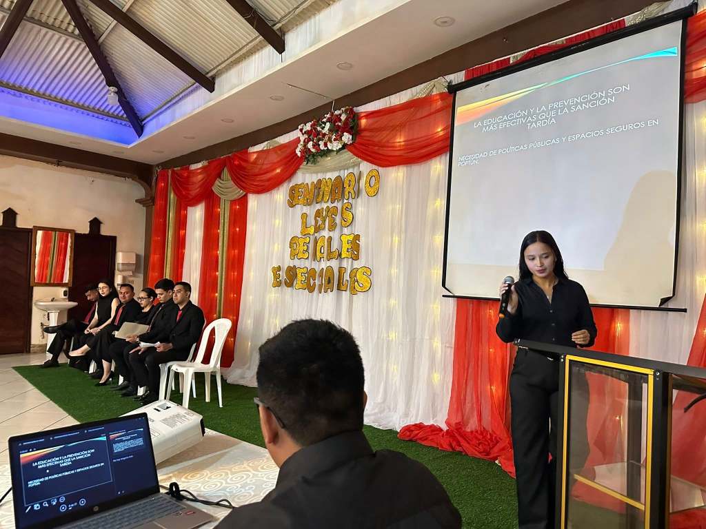 El 6 de enero, participó en el seminario de los estudiantes de la carrera de licenciatura en Ciencias Jurídicas y Sociales del CUDEP, extensión Poptún, con el tema
