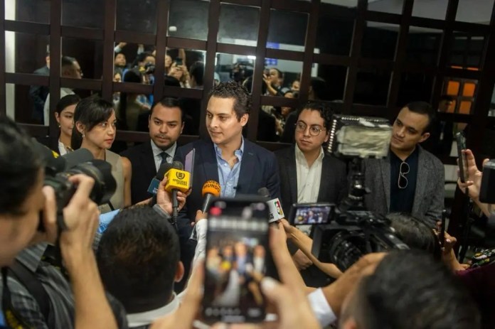 El abogado Edgar Ortiz junto con un grupo de abogados durante la presentación del amparo que logró la alternabilidad del poder. Foto La Hora: Archivo