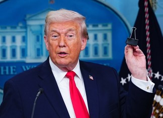 24 fiscales generales de EE. UU. presentaron una demanda para declarar ilegal los aranceles globales del 15% impuestos por Donald Trump.