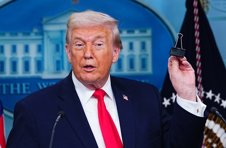 24 fiscales generales de EE. UU. presentaron una demanda para declarar ilegal los aranceles globales del 15% impuestos por Donald Trump.