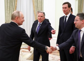 El presidente ruso, Vladímir Putin (d), estrecha la mano del comisionado del Servicio Federal de Adquisiciones de Estados Unidos, Josh Gruenbaum. Foto La Hora: EFE