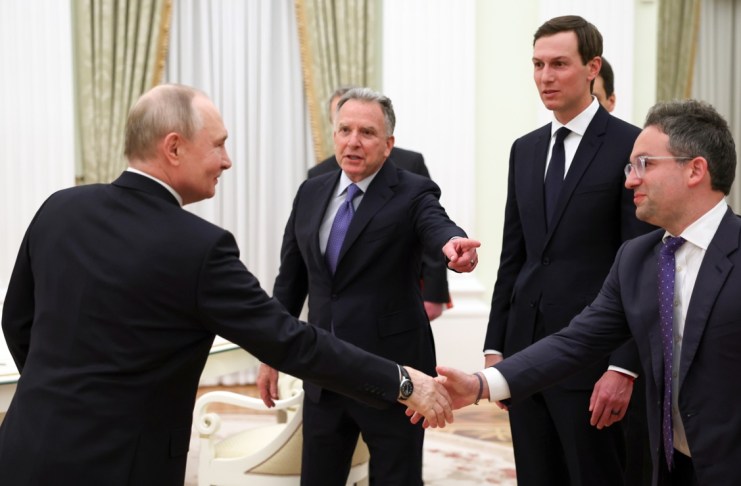 El presidente ruso, Vladímir Putin (d), estrecha la mano del comisionado del Servicio Federal de Adquisiciones de Estados Unidos, Josh Gruenbaum. Foto La Hora: EFE
