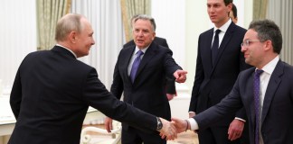 Putin acuerda primera reunión trilateral entre Rusia, Ucrania y EE. UU en Abu Dabi El presidente ruso, Vladímir Putin (d), estrecha la mano del comisionado del Servicio Federal de Adquisiciones de Estados Unidos, Josh Gruenbaum. Foto La Hora: EFE
