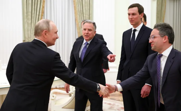 Rusia y EE.UU. acuerdan primera reunión trilateral con Ucrania sobre seguridad en Abu Dabi El presidente ruso, Vladímir Putin (d), estrecha la mano del comisionado del Servicio Federal de Adquisiciones de Estados Unidos, Josh Gruenbaum. Foto La Hora: EFE