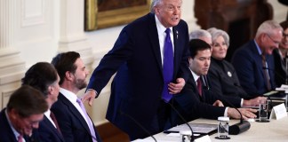 Archivo de Donald Trump en reunión con funcionarios de su gobierno. Foto La Hora: EFE