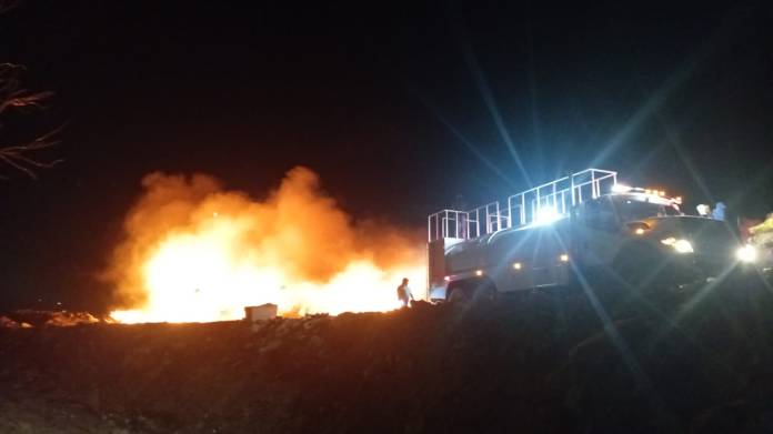 La noche del miércoles 31 de diciembre de 2025 se registró un incendio en las plataformas del vertedero de AMSA. Foto La Hora: Sistema Conbred.