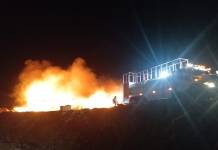 La noche del miércoles 31 de diciembre de 2025 se registró un incendio en las plataformas del vertedero de AMSA. Foto La Hora: Sistema Conred.
