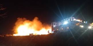 La noche del miércoles 31 de diciembre de 2025 se registró un incendio en las plataformas del vertedero de AMSA. Foto La Hora: Sistema Conbred.