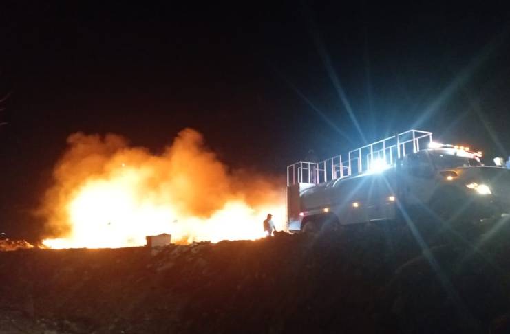 Extinguido nuevo incendio en el vertedero del kilómetro 22, tras meses sin emergencias La noche del miércoles 31 de diciembre de 2025 se registró un incendio en las plataformas del vertedero de AMSA. Foto La Hora: Sistema Conred.