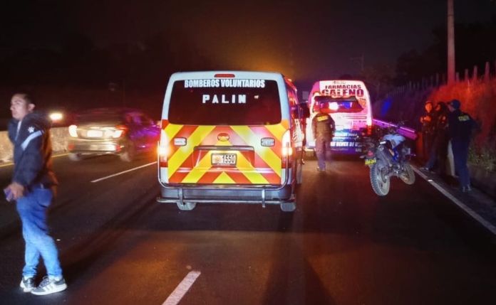 En la colisión registrada en el kilómetro 40 de la ruta Palín-Escuintla, falleció una persona y tres resultaron heridas. Foto La Hora: Bomberos Voluntarios