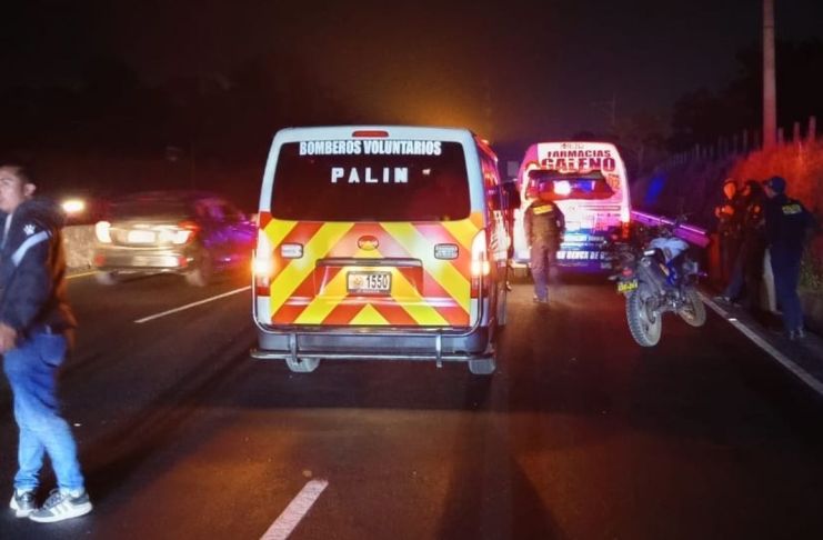 En la colisión registrada en el kilómetro 40 de la ruta Palín-Escuintla, falleció una persona y tres resultaron heridas. Foto La Hora: Bomberos Voluntarios
