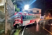 De acuerdo a los Bomberos Voluntarios, al menos 15 personas resultaron heridas por este accidente de bus registrado en El Porvenir, Villa Canales.
