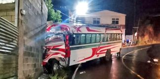 De acuerdo a los Bomberos Voluntarios, al menos 15 personas resultaron heridas por este accidente de bus registrado en El Porvenir, Villa Canales.