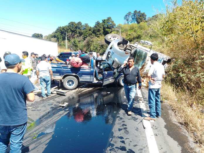 Accidente en el kilómetro 36 carretera a El Salvador, La Vuelta El Chilero. Foto La Hora: Bomberos Voluntarios