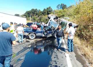 Accidente en la Vuelta del Chilero provoca volcadura de tráiler Accidente en el kilómetro 36 carretera a El Salvador, La Vuelta El Chilero. Foto La Hora: Bomberos Voluntarios