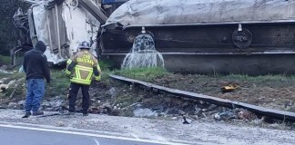 Camión cisterna vuelca en Chichicastenango y ruta Interamericana es cerrada por derrame de combustible