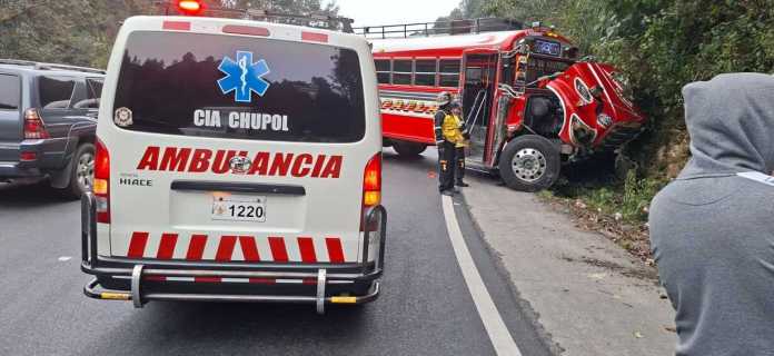 Bomberos Voluntarios atienden a pasajeros heridos tras el accidente del bus en el km 104.5 de la Ruta Interamericana.