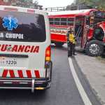 Bomberos Voluntarios atienden a pasajeros heridos tras el accidente del bus en el km 104.5 de la Ruta Interamericana.