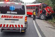 Accidente de bus en la ruta Interamericana deja cinco personas heridas Bomberos Voluntarios atienden a pasajeros heridos tras el accidente del bus en el km 104.5 de la Ruta Interamericana.