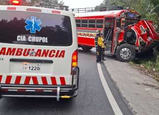 Bomberos Voluntarios atienden a pasajeros heridos tras el accidente del bus en el km 104.5 de la Ruta Interamericana.