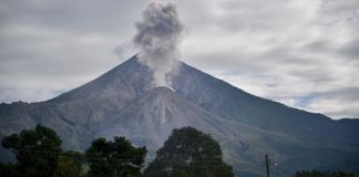 Actividad constante del volcán Santiaguito. Foto La Hora: Conred