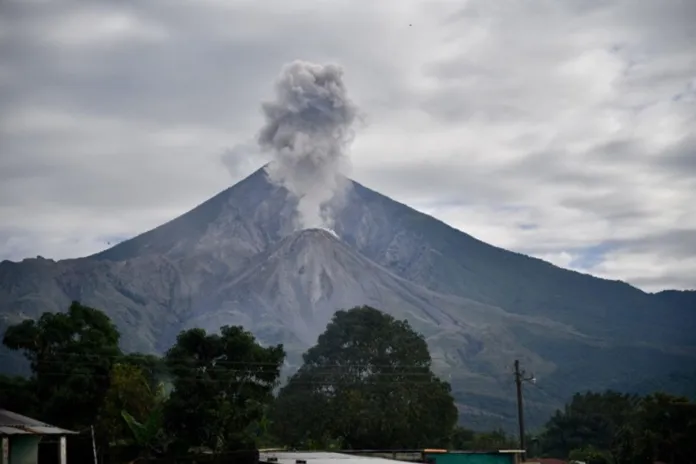 Actividad constante del volca Santiaguito Actividad constante del volcán Santiaguito. Foto La Hora: Conred