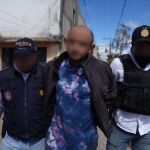 Uno de los presuntos pandilleros del Barrio18 alias "Barbas" y "Pinky" capturados en Villa Nueva Foto La Hora: PNC