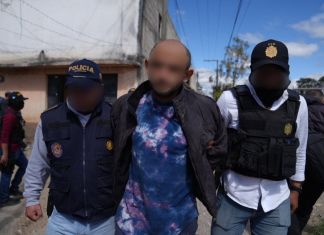Uno de los presuntos pandilleros del Barrio18 alias "Barbas" y "Pinky" capturados en Villa Nueva Foto La Hora: PNC