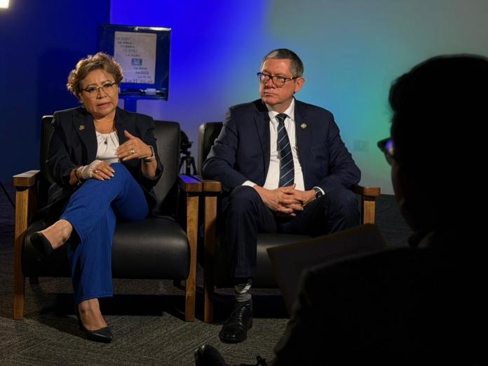 Ovidio Orellana y Ana Vilma Díaz buscan llegar a ser magistrados titular y suplente, respectivamente, de la CC. Foto La Hora: Víctor García.