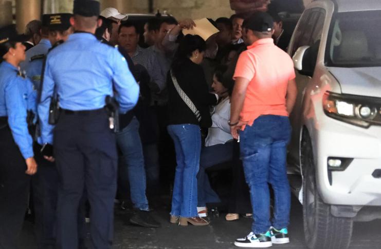 Un artefacto explosivo fue lanzado contra una diputada del Partido Nacional antes de una sesión del Congreso en Honduras.