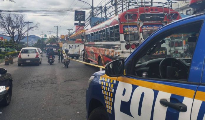 Según se dio a conocer, el piloto de la camioneta manejó hasta la Comisaría 16 de la PNC para pedir ayuda. El bus obstaculiza un carril de la Calzada San Juan. Foto La Hora: Tránsito Mixco