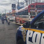 Según se dio a conocer, el piloto de la camioneta manejó hasta la Comisaría 16 de la PNC para pedir ayuda. El bus obstaculiza un carril de la Calzada San Juan. Foto La Hora: Tránsito Mixco