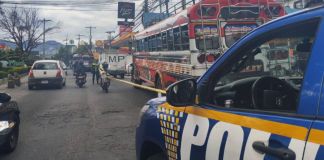 Según se dio a conocer, el piloto de la camioneta manejó hasta la Comisaría 16 de la PNC para pedir ayuda. El bus obstaculiza un carril de la Calzada San Juan. Foto La Hora: Tránsito Mixco