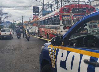 Según se dio a conocer, el piloto de la camioneta manejó hasta la Comisaría 16 de la PNC para pedir ayuda. El bus obstaculiza un carril de la Calzada San Juan. Foto La Hora: Tránsito Mixco