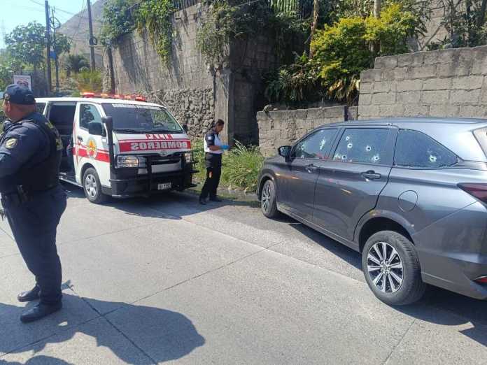 Ataque armado (1) Ataque armado en el km 32.2 de la ruta al Pacífico, jurisdicción de Amatitlán, genera complicaciones de tránsito Foto: Bomberos Voluntarios
