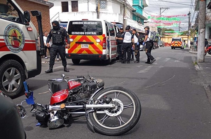 Dos heridos tras un ataque armado registrado en la 6.ª avenida y 12 calle C de la colonia El Gallito, en la zona 3. Foto: Bomberos Voluntarios