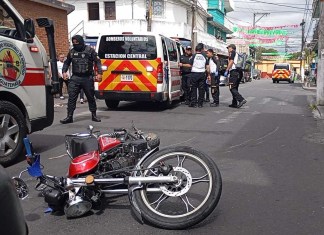 Dos heridos tras un ataque armado registrado en la 6.ª avenida y 12 calle C de la colonia El Gallito, en la zona 3. Foto: Bomberos Voluntarios