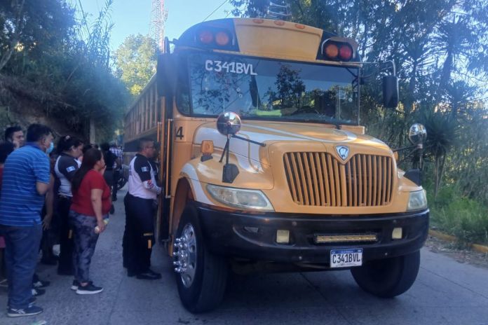 Ataque armado registrado en el interior de un autobús en la aldea El Durazno. Foto La Hora: Bomberos Voluntarios