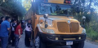 Ataque armado registrado en el interior de un autobús en la aldea El Durazno. Foto La Hora: Bomberos Voluntarios