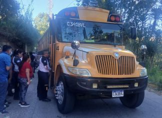 Ataque armado registrado en el interior de un autobús en la aldea El Durazno. Foto La Hora: Bomberos Voluntarios