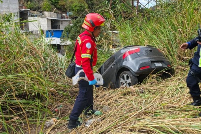 Automóvil que cayó a una hondeada en la zona 17 capitalina. Foto La Hora: CBM