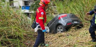 Automóvil que cayó a una hondeada en la zona 17 capitalina. Foto La Hora: CBM