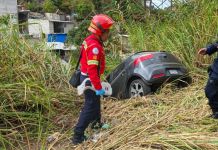 Vehículo cae a una hondonada en Calzada La Paz Automóvil que cayó a una hondeada en la zona 17 capitalina. Foto La Hora: CBM